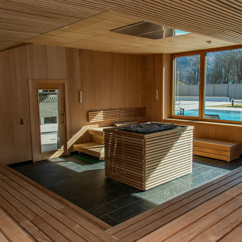 Renovierter Saunabereich in der Therme Fügen: Holzsauna mit Blick auf den Aussenpool