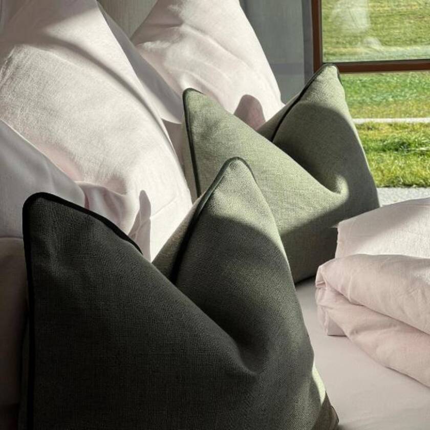 Modernes Doppelbett im Schlafzimmer der Ferienwohnung Wiesenblick mit Ausblick auf den Hof