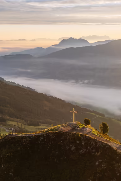 Blick auf das Gipfelkreuz am Spieljoch im September mit Blick auf das Zillertal