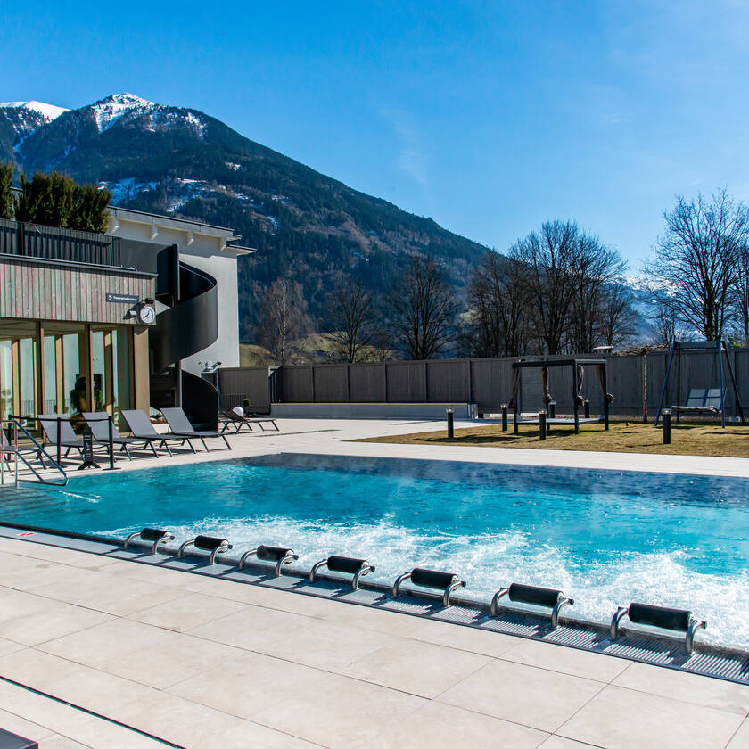Neuer Aussenbereich der Therme Fügen mit Pool und Liegestühlen 