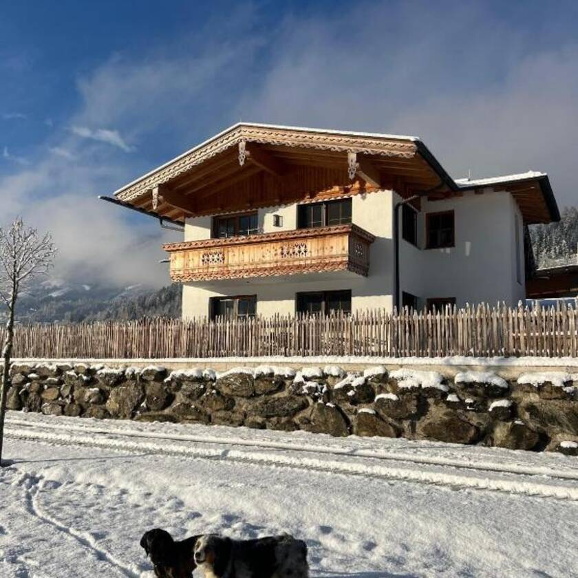Aussenansicht des Honsahofs im Winter 