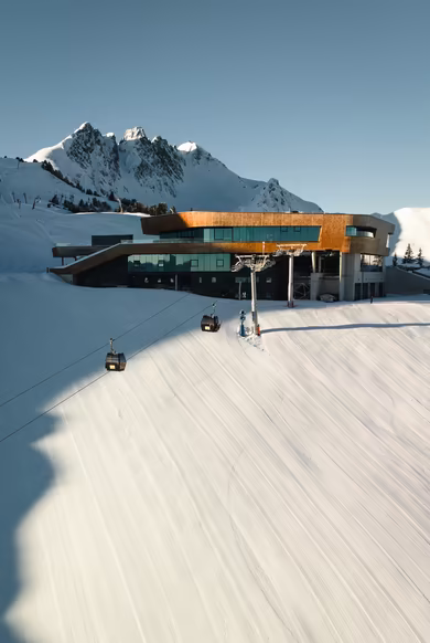 Bergstation der Spieljochbahn mit Blick auf die Skipiste im Winter