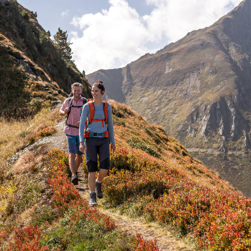 Paar wandert im Sommer im Wandergebiet Spieljoch